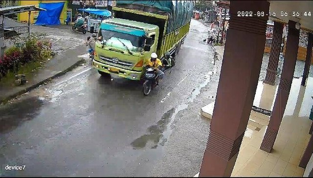 Truk ugal-ugalan hingga serempet para pemotor di Bandar Lampung. | Foto: Tangkap layar CCTV