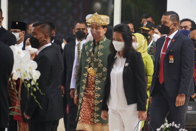 Tampil Gagah Di Belakang Jokowi 2 Ajudan Pakai Baju Adat Kalsel Dan