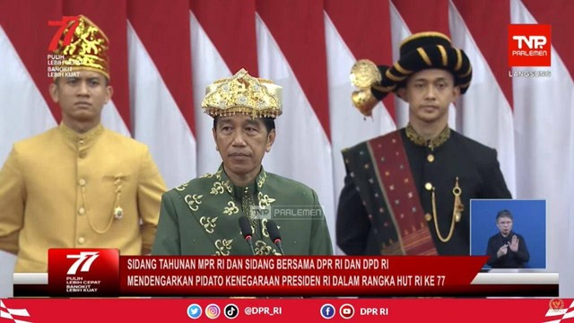 2 ajudan Jokowi mengenakan pakaian adat Banjar Kalsel dan Tapsel Sumut saat menghadiri Sidang Tahunan MPR 2022, Selasa (16/8/2022). Foto: TV Parlemen