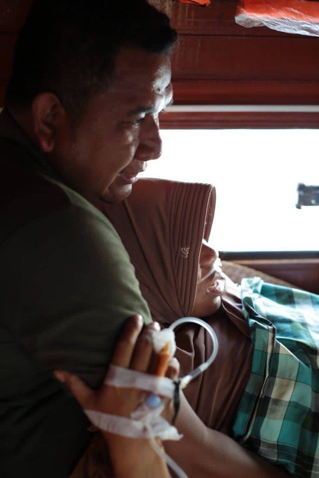 Salwia bersama suami sedang menuju Kendari menggunakan speed boat. Foto: Ist
