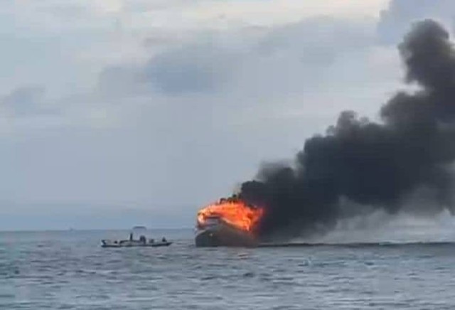 KM Armada III GT 25 terbakar hebat di sekitar dermaga Masaloka, Bombana. Foto: Ist
