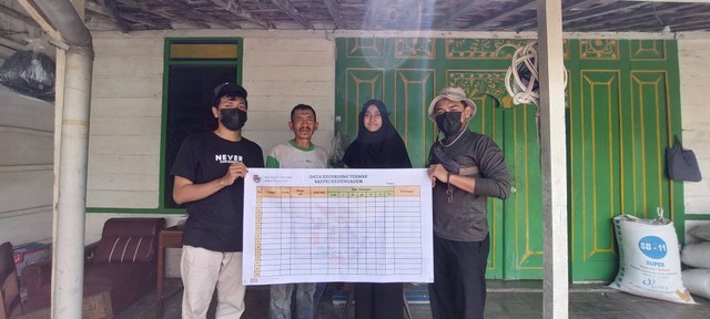 Mahasiswa KSPR IPB membagikan banner tabel data recording ternak kepada peternak | Syifa Amalia Syafril