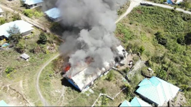 Barak Pemuda dan Olahraga di Kampung Mamba yang diduga dibakar KKB Undius Kogoya. (Foto Humas Polda Papua) 