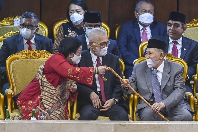 Presiden ke-5 Megawati Soekarnoputri (kiri) berbincang dengan Mantan Wapres Try Sutrisno (tengah) dan Hamzah Haz saat menghadiri Sidang Tahunan MPR dan Sidang Bersama DPR-DPD Tahun 2022, Selasa (16/8/2022). Foto: Galih Pradipta/ANTARA FOTO