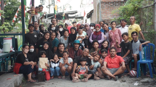 Pengurus Mata Garuda DIY berfoto bersama warga Kampung Gendeng, Baciro, Gondokusuman selesai acara lomba Hari Kemerdekaan RI Ke-77 (sumber foto: Sosmas MG DIY)