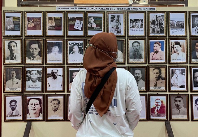 Pengunjung melihat foto-foto korban tragedi Mandor, dimana satu generasi terbaik Kalbar dibantai dan dibunuh oleh Jepang. Foto: Leo Prima/Hi!Pontianak