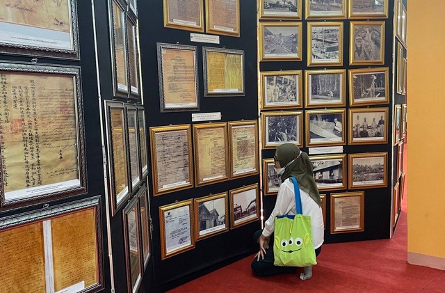 Pengunjung melihat dokumen tempo dulu di pameran sejarah yang digelar di Gedung Arsip Kalbar. Foto: Teri/Hi!Pontianak
