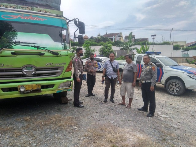 Kanit Gakkum Satlantas Polresta Bandar Lampung, Ipda Gunawan bersama anggota saat cek TKP truk tampak ugal-ugalan. | Foto: Satlantas Polresta Bandar Lampung