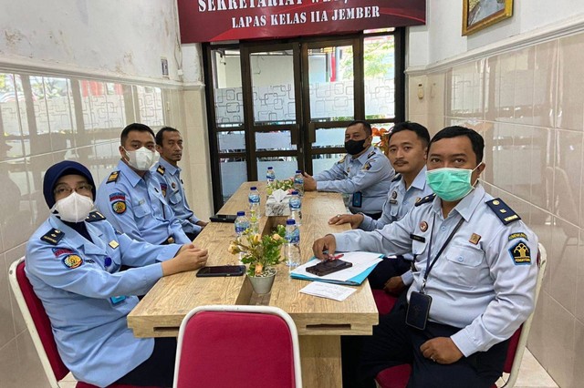 Jajaran Lapas Jember mengikuti webinar yang diadakan oleh BPSDM Kumham