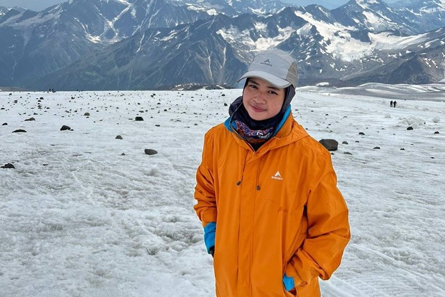 Khansa Syahlaa, pendaki remaja yang menaklukkan Gunung Elbrus di Rusia.  Foto: Khansa Syahlaa Aliyah