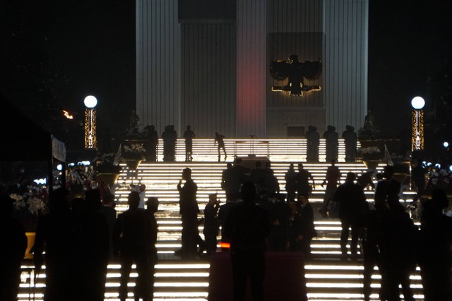 Suasana di depan Taman Makam Pahlawan (TMP) Kalibata, Jakarta Selatan, jelang acara Upacara Apel Kehormatan dan Renungan Suci, Selasa (16/8/2022). Foto: Jamal Ramadhan/kumparan