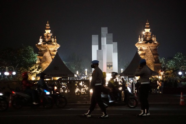 Suasana di depan Taman Makam Pahlawan (TMP) Kalibata, Jakarta Selatan, jelang acara Upacara Apel Kehormatan dan Renungan Suci, Selasa (16/8/2022). Foto: Jamal Ramadhan/kumparan