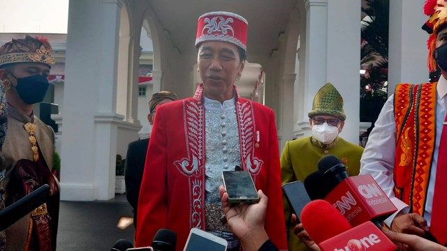 Presiden Joko Widodo menjawab pertanyaan wartawan sebelum mengikuti Upacara Peringatan Detik-Detik Proklamasi Kemerdekaan ke-77 Republik Indonesia di Jakarta, Rabu (17/8). Foto: kumparan