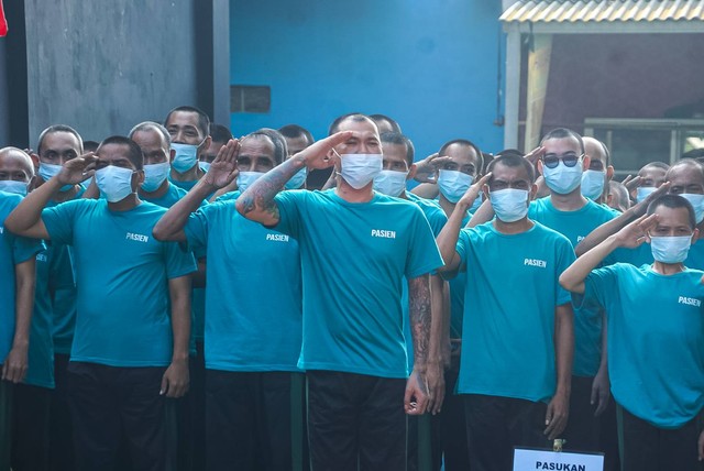 Puluhan pasien ODGJ di Yayasan Jamrud Biru melaksanakan upacara kemerdekaan RI. Foto: Iqbal Firdaus/kumparan