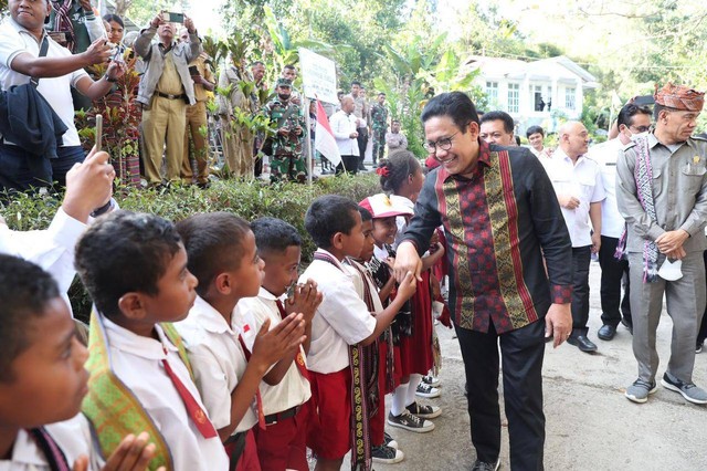 Mendes PDTT Abdul Halim Iskandar saat kunjungan Kerja ke Desa Tubu, Kec. Bikomi Niluat, Kab. Timor Tengah Utara untuk menyerahkan bantuan pengembangan BUMDes Pala Opat, dan pelunduran Kopi Tubu produksi Bumdes Pala Opat, Selasa (16/08/22). Foto: Sigit Purwanto / Humas Kemendes