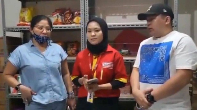 Amelia (tengah) karyawati Alfamart terpaksa membuat video klarifikasi, usai Maria datangkan pengacaranya. Sumber : kumparan.com