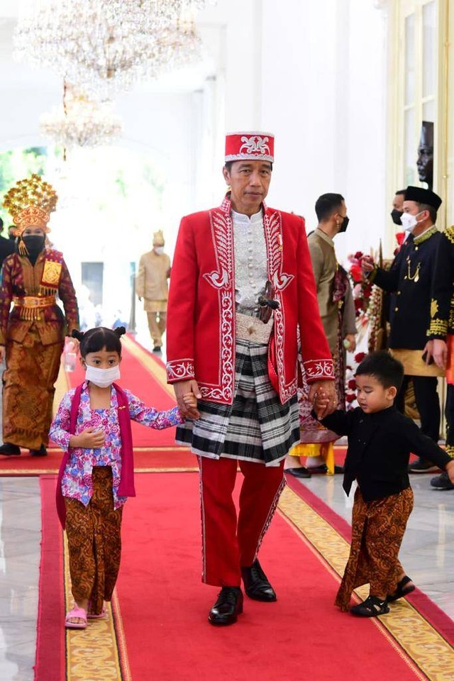 Momen Presiden Jokowi bersama cucu Sedah Mirah dan Panembahan Al Nahyan menyaksikan kirab budaya pada peringatan HUT ke-77 kemerdekaan RI, Rabu, 17 Agustus 2022. Foto: Muchlis Jr - Biro Pers Sekretariat Presiden