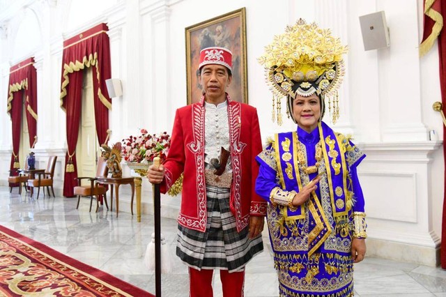 Presiden Joko Widodo dan Ibu Iriana Joko Widodo mengenakan pakaian adat Buton, Sulawesi Tenggara, Rabu, 17 Agustus 2022. Foto: Muchlis Jr - Biro Pers Sekretariat Presiden