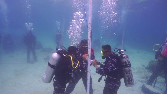 Brigif 4 Marinir Kibarkan Bendera Merah Putih di Pulau Pahawang, Lampung (1)