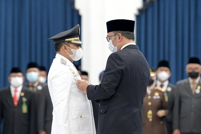 Gubernur Jawa Barat, Ridwan Kamil, melantik Ngatiyana sebagai Wali Kota Cimahi definitif sisa masa jabatan 2017-2022. Foto: Humas Jabar