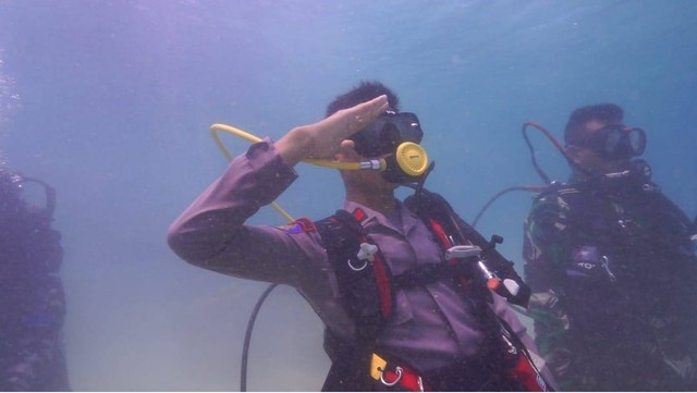 Brigif 4 Marinir Kibarkan Bendera Merah Putih di Pulau Pahawang, Lampung (3)