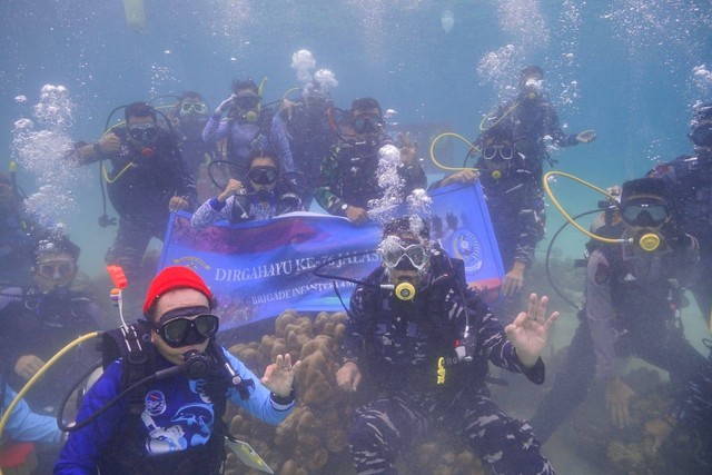 Brigif 4 Marinir Kibarkan Bendera Merah Putih di Pulau Pahawang, Lampung (4)