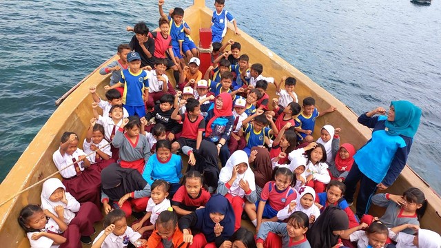 Brigif 4 Marinir Kibarkan Bendera Merah Putih di Pulau Pahawang, Lampung (8)