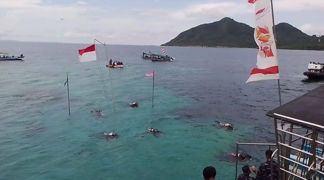 Brigif 4 Marinir Kibarkan Bendera Merah Putih di Pulau Pahawang, Lampung (5)