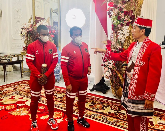 Presiden Joko Widodo menerima Tim Nasional (Timnas) U-16 yang baru saja menjuarai Piala AFF U-16 beberapa waktu lalu di Istana Merdeka, Rabu, 17 Agustus 2022. Foto: Dok. Laily Rachev - Biro Pers Sekretariat Presiden