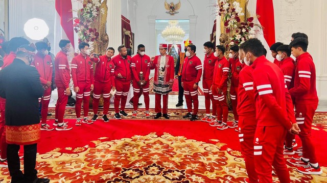 Presiden Joko Widodo menerima Tim Nasional (Timnas) U-16 yang baru saja menjuarai Piala AFF U-16 beberapa waktu lalu di Istana Merdeka, Rabu, 17 Agustus 2022. Foto: Dok. Laily Rachev - Biro Pers Sekretariat Presiden