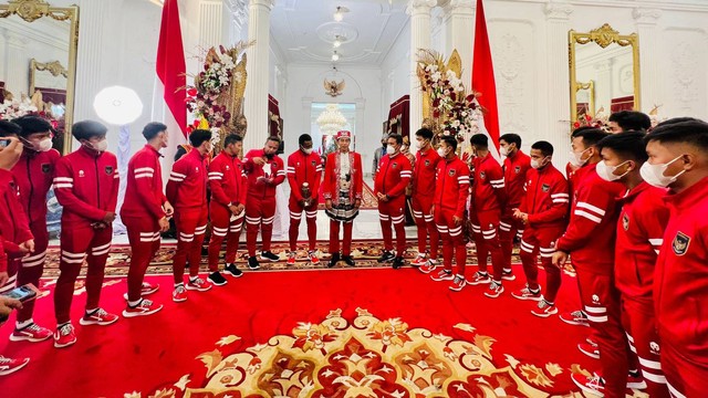 Presiden Joko Widodo menerima Tim Nasional (Timnas) U-16 yang baru saja menjuarai Piala AFF U-16 beberapa waktu lalu di Istana Merdeka, Rabu, 17 Agustus 2022. Foto: Dok. Laily Rachev - Biro Pers Sekretariat Presiden