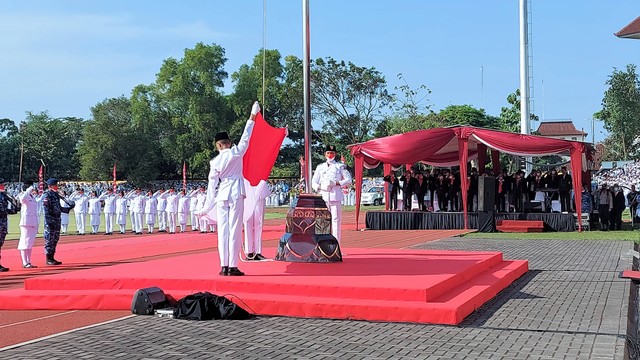 Anggota Paskibra mengibarkan bendera merah putih saat upacara peringatan HUT RI di Stadion Sriwedari, Solo, Rabu (17/08/2022). FOTO: Fernando Fitusia
