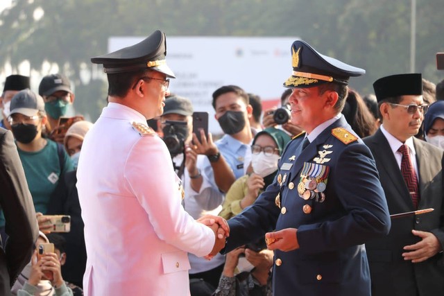 Gubernur DKI Jakarta Anies Baswedan (kiri) usai memimpin Upacara HUT RI ke 77 di Plaza Selatan Monas, Rabu (17/8). Foto: Dok. Humas Pemprov DKI Jakarta