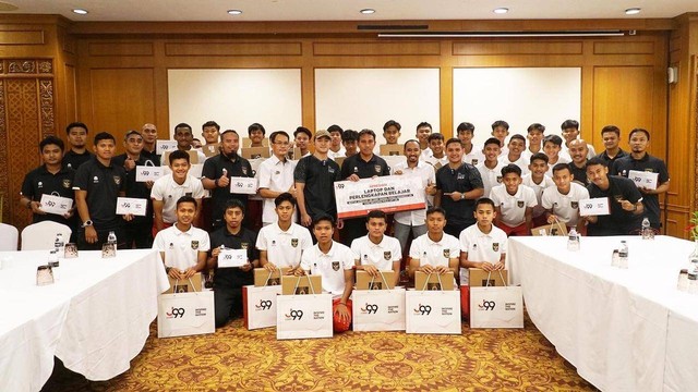 Pihak Juragan 99 menyerahkan bonus kepada Timnas Indonesia U-16 atas prestasi menjuarai Piala AFF U-16 2022.  Foto:  Juragan 99