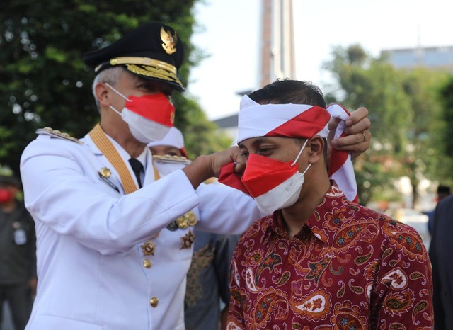 Gubernur Jawa Tengah Ganjar Pranowo bersama eks napi teroris dalam peringatan HUT RI ke 77. Foto: Dok. Istimewa