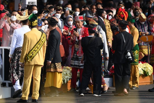 Presiden Joko Widodo mengenakan baju adat Dolomani dari Buton menyapa masyarakat yang hadir pada Upacara Peringatan Detik-Detik Proklamasi Kemerdekaan ke-77 Republik Indonesia di Istana Merdeka, Jakarta, Rabu (17/8/2022). Foto: Sigid Kurniawan/ANTARA FOTO