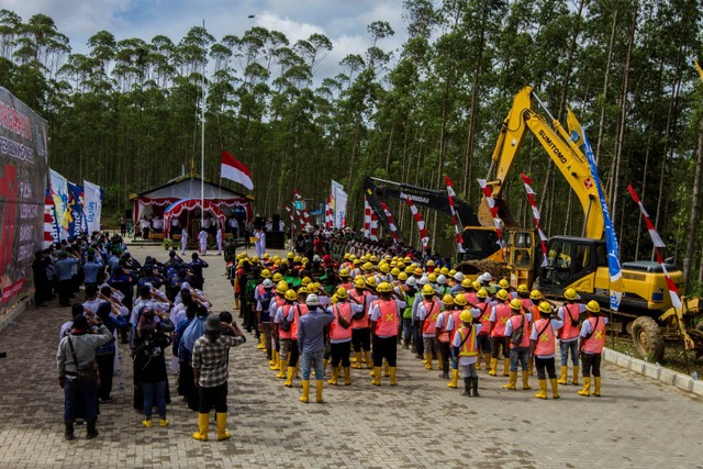 Sejumlah peserta melaksanakan pengibaran Bendera Merah Putih di lokasi titik nol Ibu Kota Negara (IKN) Nusantara di Kecamatan Sepaku, Kabupaten Penajam Paser Utara, Kalimantan Selatan, Rabu (17/8/2022).  Foto: Bayu Pratama S/ANTARA FOTO