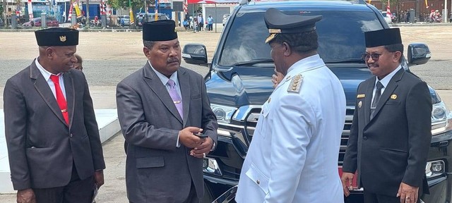 Bupati Sorong didampingi Wakil Bupati Sorong tengah bersiap menyerahkan kembali aset negara kepada pemerintah.