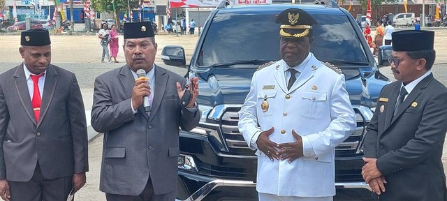 Tampak Bupati dan Wakil Bupati Sorong menyerahkan aset negara kepada pemerintah daerah.
