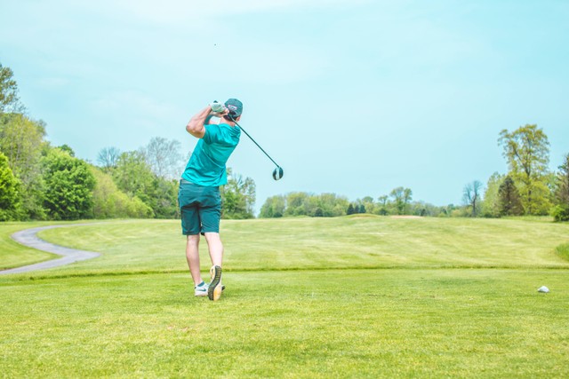 Tempat golf di Surabaya, foto unplash, Courtney Cook