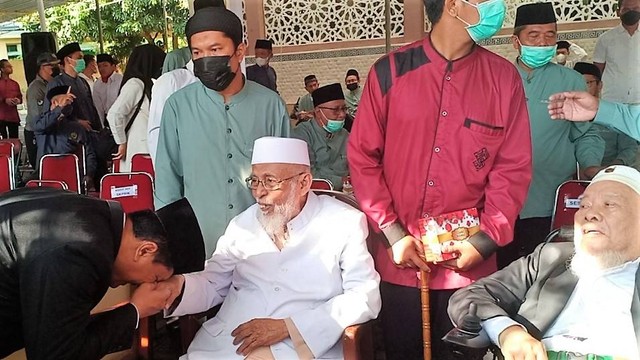 Peserta upacara HUT RI mencium tangan Abu Bakar Ba'asyir di Ponpes Al Mukmin, Ngruki, Sukoharjo, Rabu (17/08/2022). FOTO: Agung Santoso