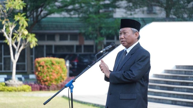 Rektor Universitas Muhammadiyah Surakarta, Prof Sofyan Anif saat memberikan pidato pada upacara HUT RI ke 77 di lapangan depan Gedung Induk Siti Walidah UMS. Foto : Humas UMS
