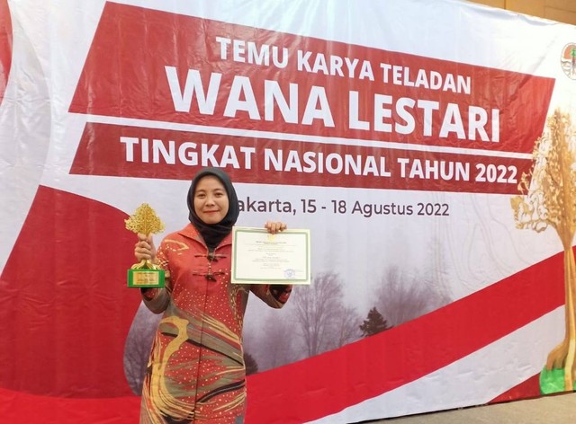 Hariska, Ketua LPHD Lauk Bersatu mewakili warga Desa Nanga Lauk menerima penghargaan Wana Lestari. Foto: Dok. Istimewa