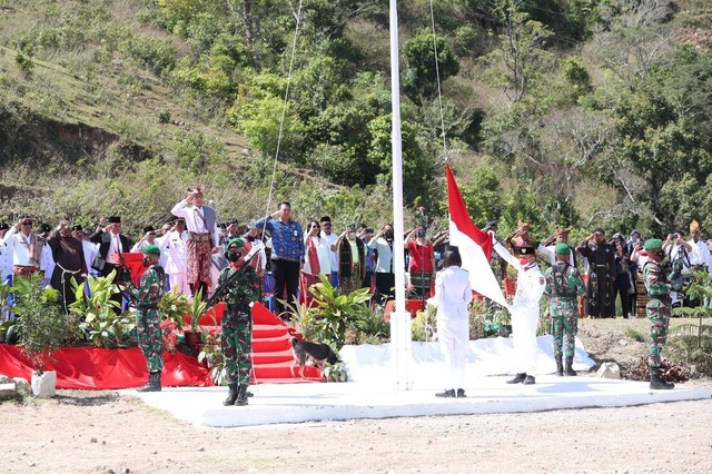 Mendes PDTT Abdul Halim Iskandar Gunakan Baju Adat NTT saat menjadi Inspektur Upacara pada Peringatan HUT ke-77 Republik Indonesia, di Desa Laktutus, Kec. Fohoeka, Kab. Belu NTT. Foto: Kemendes PDTT
