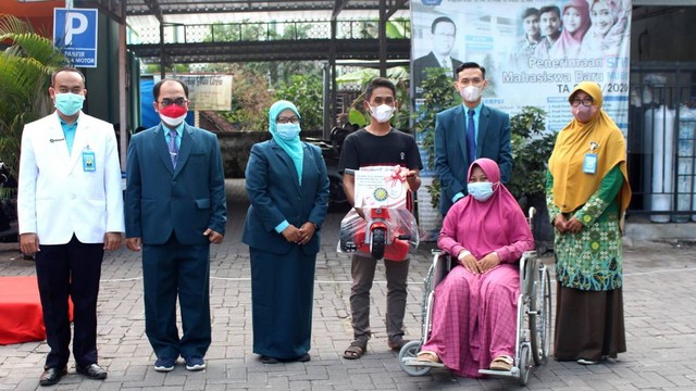 Pasangan Diyah Nur Safitri dan Muhammad Abdul Aziz, yang anaknya lahir tanggal 17 Agustus 2022, saat terima hadiah dari RS Aisyiyah Bojonegoro. (foto: dok istimewa)