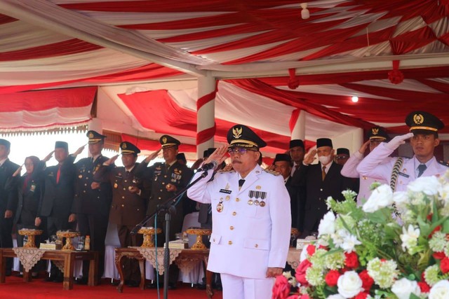 Bupati Majene menjadi Inspektur Upacara Peringatan HUT Kemerdekaan RI Ke-77 di Lapangan Pendopo Majene, Sumber : Humas Rutan Majene