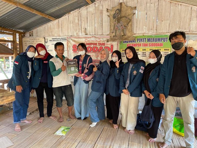 Mahasiswa KKN TIM II Undip Foto Bersama Peternakan “Rindang Farm, KTT Sidodadi di RW 03” (Sumber: Mahasiswa KKN TIM II Undip)