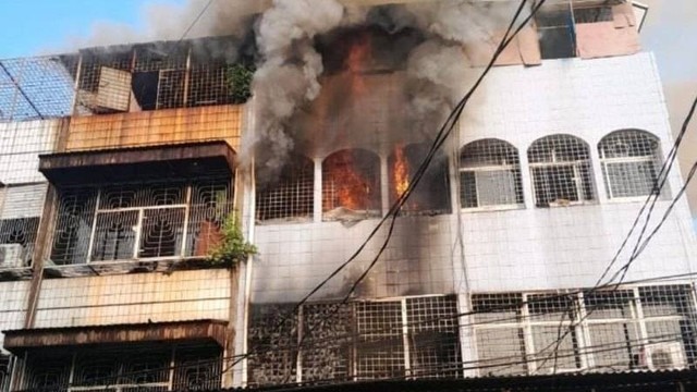 Ruko yang dijadikan rumah indekos terbakar di kawasan Tambora, Jakarta Barat, Rabu (17/8/2022). Foto: Sudin Gulkamart Jakarta Barat/HO/ANTARA