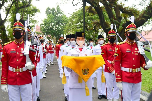 Ayumi Putri Sasaki pembawa bendera saat penurunan bendera Merah Putih HUT ke-77 RI di Istana Kepresidenan Jakarta, Rabu (17/8/2022). Foto: Muchlis Jr/Biro Pers Sekretariat Presiden