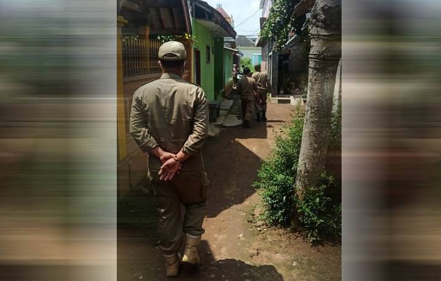 Petugas Satpol PP Kabupaten Malang saat melakukan patroli di rumah warga sekitar bekas lokalisasi Girun. foto/dok satpol PP Pemkab Malang